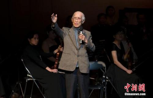 中國僑網(wǎng)圖為余光中朗誦《鄉(xiāng)愁》。 中新社記者 駱云飛 攝