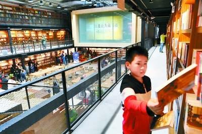 中國僑網(wǎng)圖為小讀者參觀體驗(yàn)。本報(bào)特約攝影 于志強(qiáng)