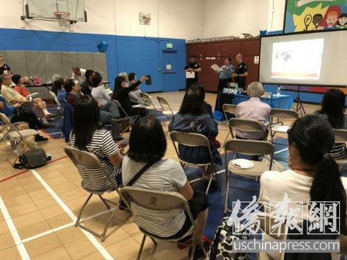 中國僑網(wǎng)華裔居民正在聆聽警官講述預(yù)防各種犯罪的方式方法。(美國《僑報》 高睿攝)