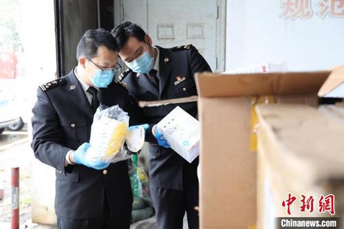 中國僑網(wǎng)海關(guān)關(guān)員查驗侵權(quán)的口罩 關(guān)宣 攝
