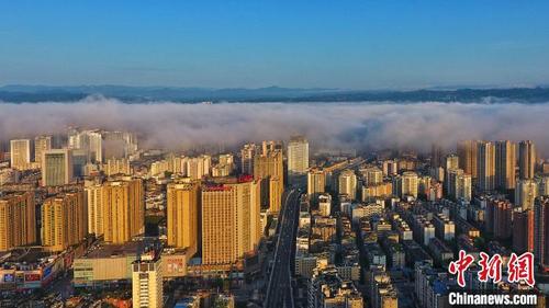 中國僑網(wǎng)雨過天晴,湖北宜昌云霧繚繞美如畫。周星亮 攝