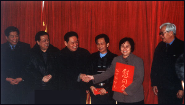 �c������D