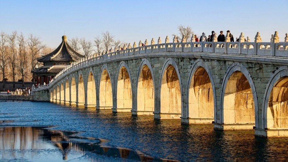 北京頤和園呈現(xiàn)“金光穿洞”景觀