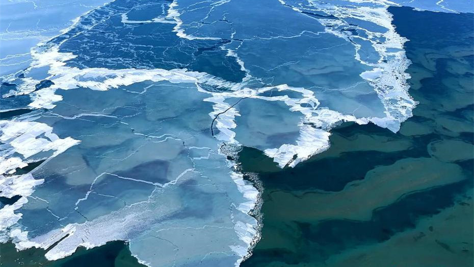 航拍冬日青海湖冰凌蕩漾