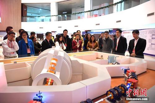 中國僑網(wǎng)10月17日,科創(chuàng)委員和海外博士走進(jìn)中科大先研院進(jìn)行考察。