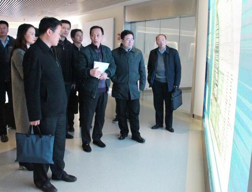 中國(guó)僑網(wǎng)參觀僑夢(mèng)苑啟動(dòng)區(qū)入駐企業(yè)集中展示廳