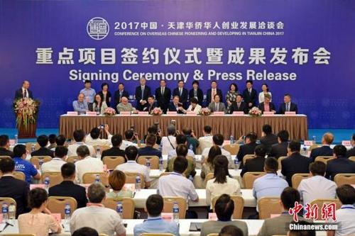中國(guó)僑網(wǎng)資料圖:圖為2017年首屆“華博會(huì)”舉行重點(diǎn)項(xiàng)目簽約儀式。該屆“華博會(huì)”共達(dá)成合作協(xié)議198項(xiàng)。 中新社記者 佟郁 攝