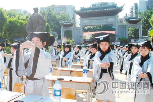 陳白沙紀(jì)念館內(nèi),學(xué)生們“拜先師”。