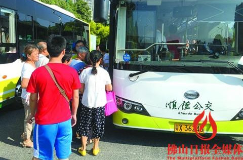 市民代表乘坐體驗(yàn)純電動(dòng)公交車。/佛山日?qǐng)?bào)記者朱朝貴攝