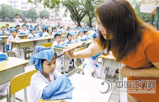 為新生前額點(diǎn)上朱砂,寓意開啟智慧。