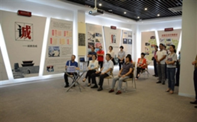 海南省文明考察團(tuán)正在觀看《獅·誠》宣傳片