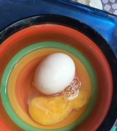 敲開巨型雞蛋,里面還有一顆蛋