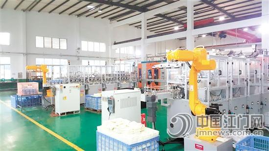 鴻美達(dá)改造的自動化生產(chǎn)線大大提高了生產(chǎn)效率。