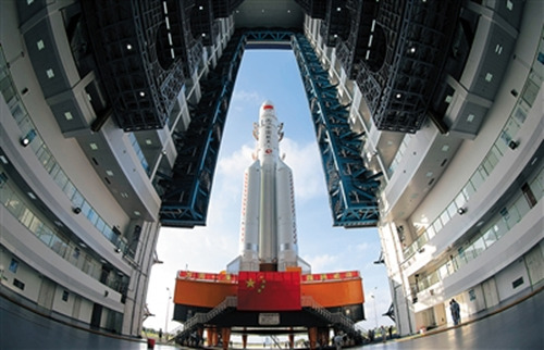 處于轉(zhuǎn)場過程中的長征五號運(yùn)載火箭。