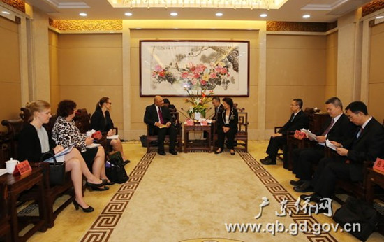 李心(右)會見山姆·羅托-伊阿(左)一行