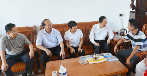 中華見義勇為基金會理事長賈春旺率隊到文昌市開展慰問活動