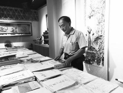 鄭惠聰正在整理自己的譜牒資料。