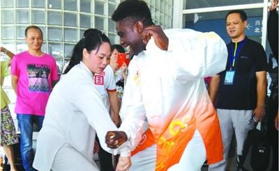 蔡惜玲與外國(guó)友人切磋佛山推手。