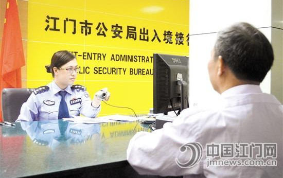 民警為辦證群眾拍照留檔。李千帆