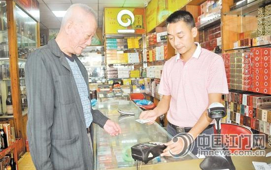 盧永昌在家附近的小賣鋪就可以直接刷卡領(lǐng)取養(yǎng)老金。