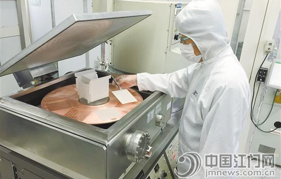 中國僑網(wǎng)朗天照明的快速發(fā)展與我市創(chuàng)業(yè)創(chuàng)新環(huán)境優(yōu)化不無關(guān)系。圖為朗天照明工作人員正在研發(fā)新產(chǎn)品。周華東 黃嘉媚 攝