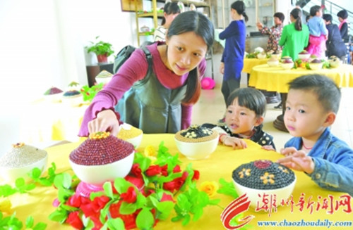 中國(guó)僑網(wǎng)第三屆省級(jí)非物質(zhì)文化遺產(chǎn)饒平彩青習(xí)俗文化節(jié)吸引了不少群眾前來參觀,圖為一位家長(zhǎng)正詳細(xì)地為小朋友介紹采青這門非遺項(xiàng)目。本報(bào)記者 陳宏文 攝