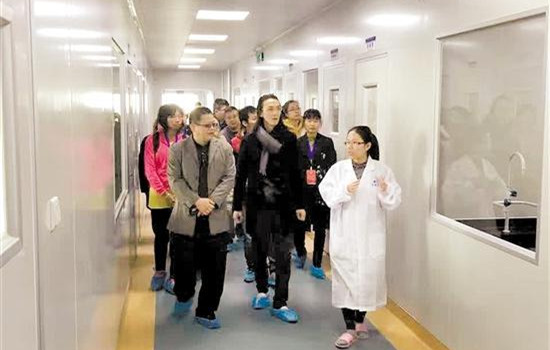 中國(guó)僑網(wǎng)培訓(xùn)班一行在新寶堂參觀。