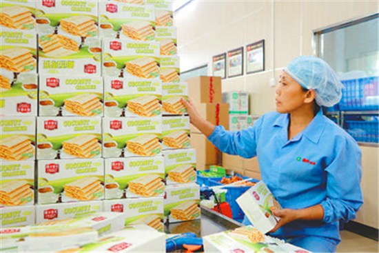 中國(guó)僑網(wǎng)來(lái)自貧困戶的員工在文昌春光食品有限公司工作。 資料圖片