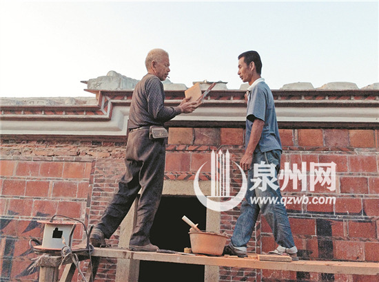 中國僑網(wǎng)在蔡氏古民居建筑群孝友第院落修繕現(xiàn)場授徒