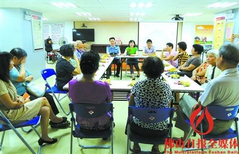 中國僑網(wǎng)同華社區(qū)居民以“榕樹下智慧論壇”為平臺進(jìn)行社區(qū)協(xié)商。 /佛山日報記者周文琪攝