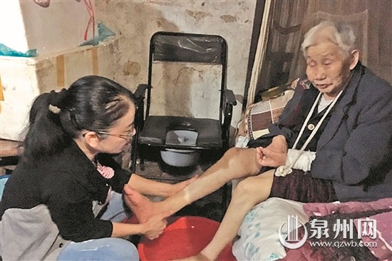 中國僑網(wǎng)李東華照顧胡開榮