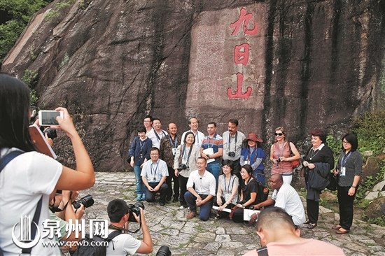 中國(guó)僑網(wǎng)海絲景點(diǎn)吸引各國(guó)學(xué)者 (曉東 攝)