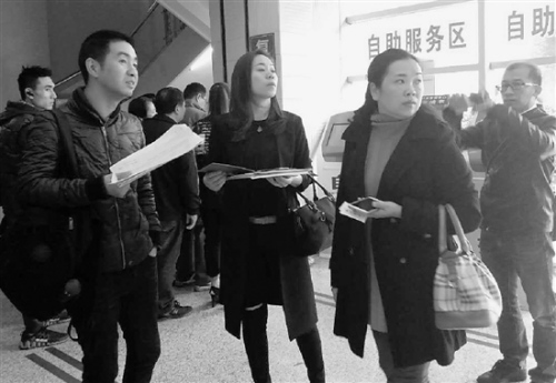 中國僑網(wǎng)經(jīng)過咨詢和協(xié)商,買家王先生最終與房東齊女士(右二)解除了交易合同。 王益敏 攝