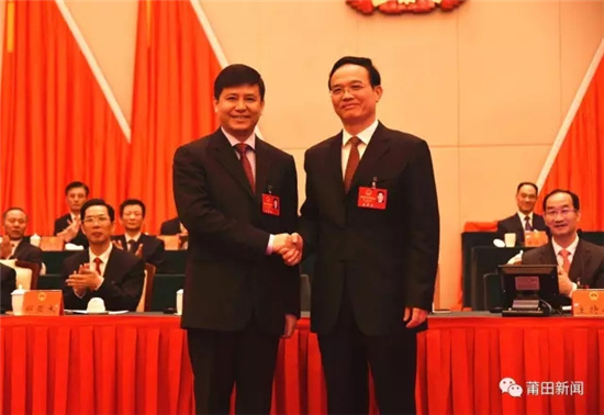 中國(guó)僑網(wǎng)莆田市委書(shū)記林寶金向新當(dāng)選的莆田市人民政府市長(zhǎng)李建輝表示祝賀