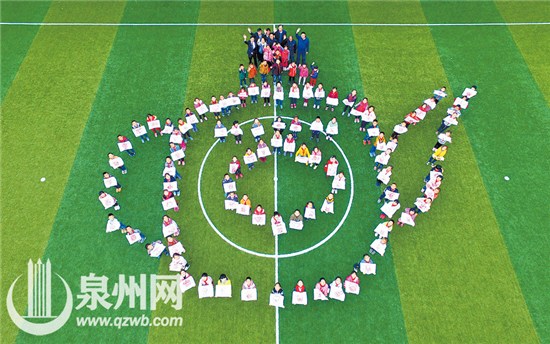 中國(guó)僑網(wǎng)百“壺”“雞”祥 張九強(qiáng) 攝