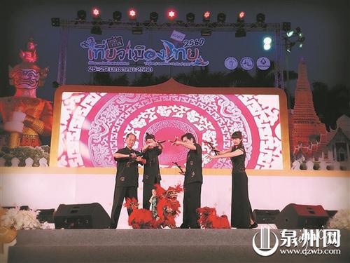 中國(guó)僑網(wǎng)精彩的木偶戲吸引了不少的泰國(guó)觀眾前來(lái)觀看