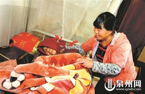 中國僑網(wǎng)黃雪梅細(xì)心照顧九旬鄰居(林勁峰 攝)