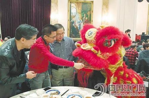 中國僑網(wǎng)多倫多的朋友給簡雄輝發(fā)來他們過年的照片。