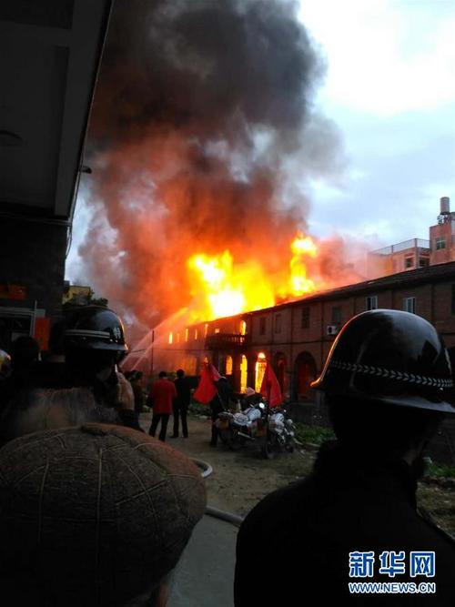 中國僑網(wǎng)火災(zāi)救援現(xiàn)場