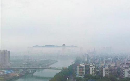 中國僑網(wǎng)江門市民在海倫堡小區(qū)的一棟居民樓19樓拍到的海市蜃樓景象。(李錫添 攝)