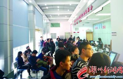 中國僑網(wǎng)節(jié)后潮州市民扎堆辦證