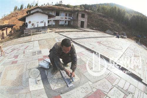 中國僑網(wǎng)陳天輝正在鋪設(shè)自己的庭院