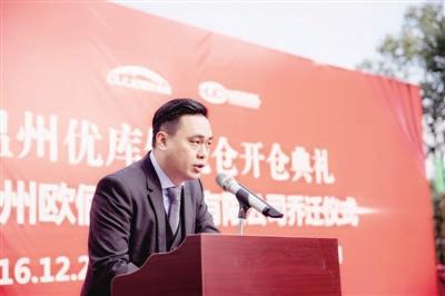 中國(guó)僑網(wǎng)蘇文義在保稅倉(cāng)開(kāi)倉(cāng)儀式上。