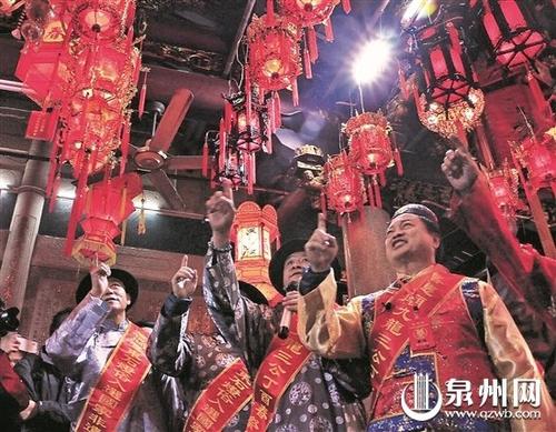 中國僑網(wǎng)晉江東石“數(shù)宮燈” (莊璇璇 攝)