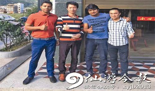 中國(guó)僑網(wǎng)陳劍鋒與他的外國(guó)客戶(資料圖)