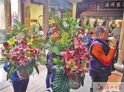 中國僑網圖為信眾們虔誠朝拜媽祖,為媽祖獻上鮮花。
