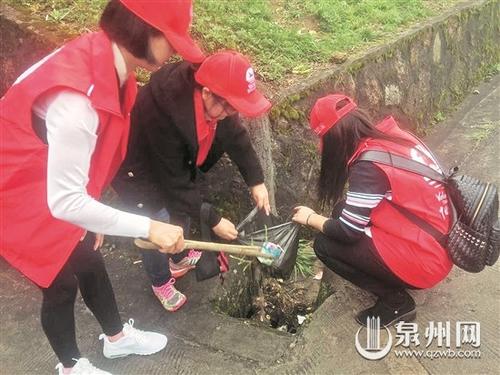 中國僑網(wǎng)志愿者在景區(qū)撿垃圾,倡導游客文明游玩。