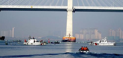 中國僑網(wǎng)資料圖:泉州海洋與漁業(yè)執(zhí)法支隊(duì)進(jìn)行清理海產(chǎn)品違規(guī)養(yǎng)殖行動(dòng)。(圖片來源:福建省海洋與漁業(yè)執(zhí)法總隊(duì)網(wǎng)站)