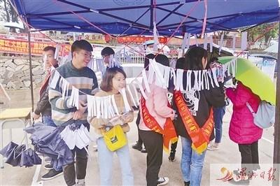 中國僑網(wǎng)圖為水法有獎競猜活動現(xiàn)場。