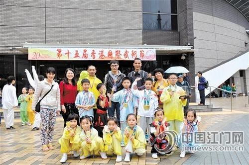 中國(guó)僑網(wǎng)太極健兒獲獎(jiǎng)后合影留念。學(xué)校供圖